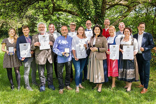 Gruppenbild der Preisträger mit Staatsministerin Kaniber